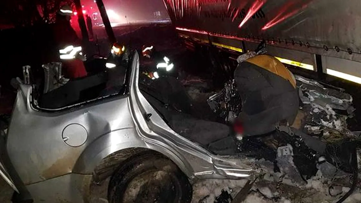 Accident rutier foarte GRAV în Suceava: Cinci persoane au murit, după ce maşina în care se aflau a intrat sub un TIR