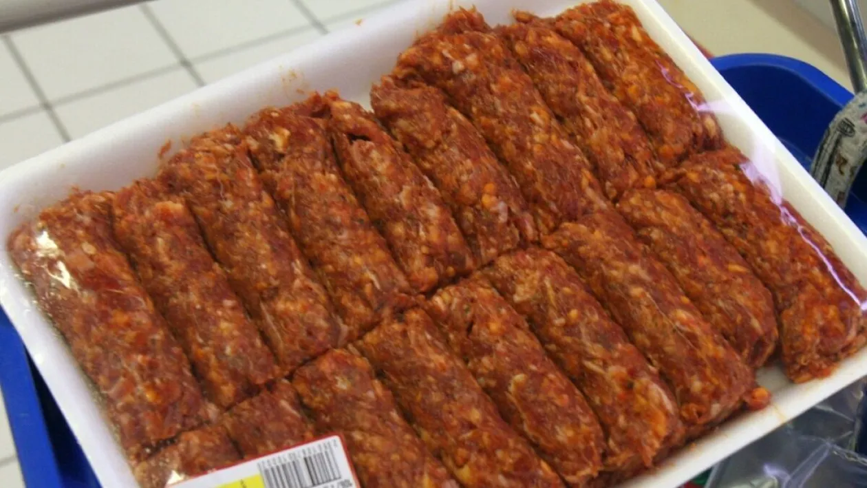 Mititei cu aromă de carne în supermarketurile din România. Ce conțin, de fapt + reacția Asociației pentru Protecția Consumatorilor
