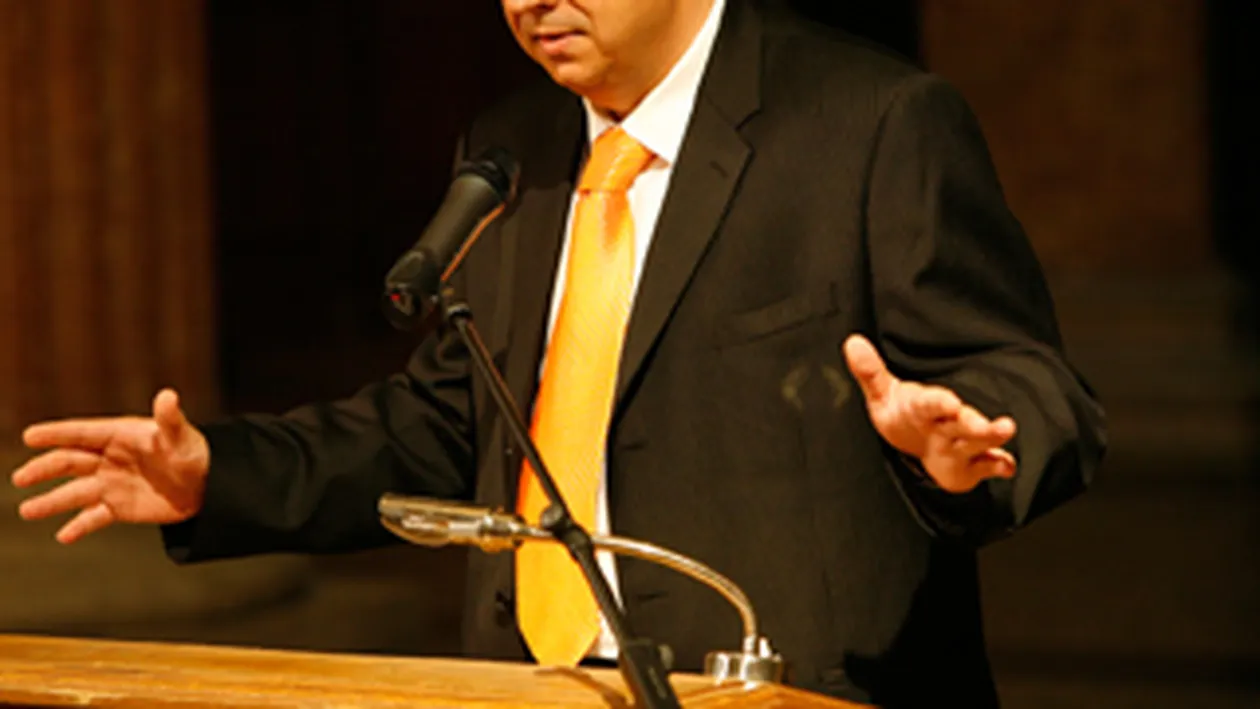 Teo se afla pe mana unui renumit chirurg oncolog! Are 46 de ani si a revolutionat lumea medicala