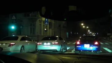 Pe locuri, fiti gata…usor, sa nu zgarii masina! Doi soferi cu drag de aventura s-au apucat de raliuri chiar pe Calea Victoriei!