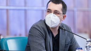 Vlad Voiculescu, despre protestele din București: „Cu toţii suntem de acord cu «jos pandemia!», dar vaccinarea este sigura soluţie”