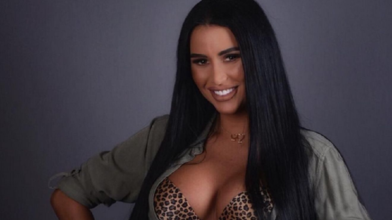 Daniela Crudu, schimbare radicală de look. Fosta asistentă TV şi-a pus două culori tari în cap: roz şi mov