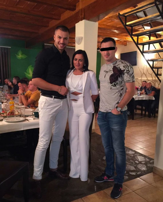 Adulter în showbiz-ul românesc! Deși căsătorită, faimoasa cântăreață a fost fotografiată de mână cu altul