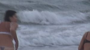 RUPTE DE BETE! Doua tinere s-au imbatat, s-au dezbracat si au facut ASTA in Marea Neagra, sub ochii nauciti ai turistilor