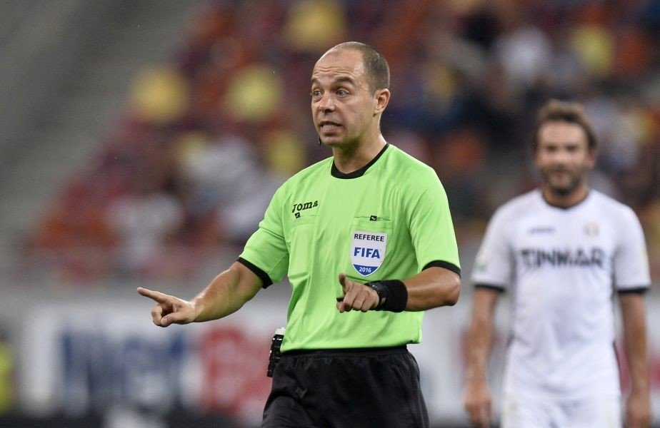 Marius Avram, momente de groază pe teren. Arbitrul a fost scos pe targă de la meciul pe care îl conducea în Europa League