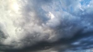 Primăvara întârzie să apară! Cod galben de vânt și vreme rea în toată țara: ninsori, polei și brumă