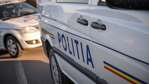 Polițistă din Ploiești, accidentată de un șofer care a fugit, apoi a abandonat mașina