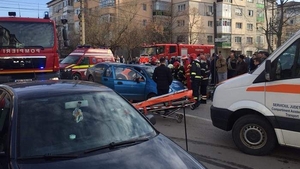 FOTO. S-a făcut praf la impactul cu un BMW! Un paramedic, aflat din întâmplare acolo, l-a salvat pe șofer
