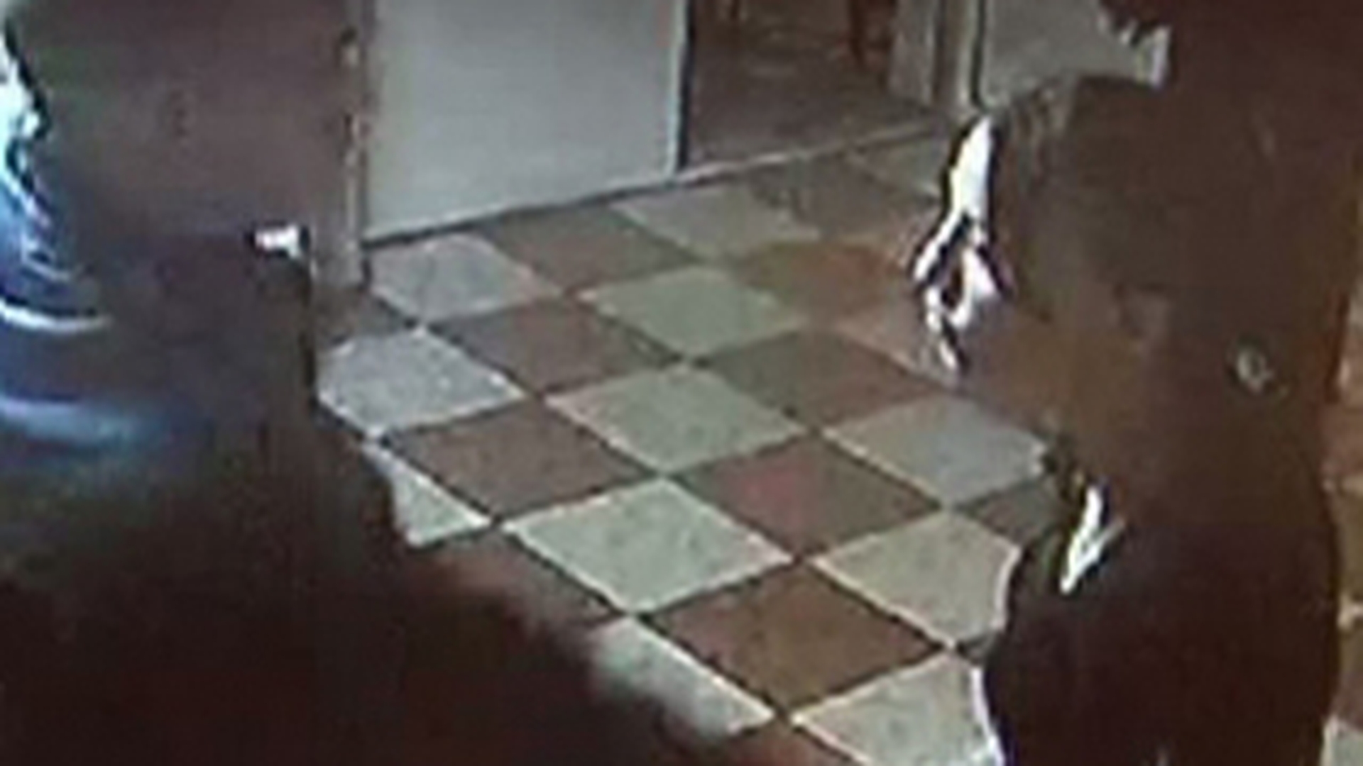 VIDEO Au luat-o pe sus dintr-un bar! Femeie din Marasesti, batuta de politisti pentru ca e prostituata!