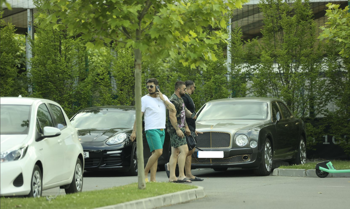 Alex Bodi și-a dat întâlnire cu ”frații” lui la piscină (Foto: CANCAN.RO)