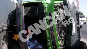 Imagini spectaculoase cu plaja aparuta intr-un giratoriu din Timisoara, dupa ce un tir cu 40 de tone de nisip s-a rasturnat!