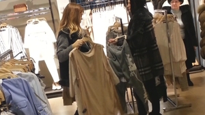 Îşi tratează depresia prin shopping? Gina Pistol a luat toate magazinele din mall la rând şi a plecat cu plasele pline