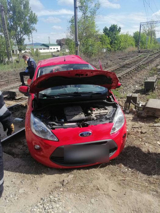 Un tânăr din Dej și-a văzut moartea cu ochii! Mașina în care era a fost spulberată de un tren