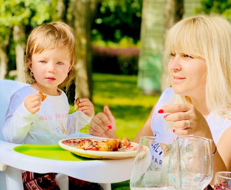 Elena Udrea, într-o rochie foarte decoltată și strâmtă pe bustul generos. Ea și Adrian Alexandrov își sărbătoresc azi fetița. Eva Maria a avut ținuta asortată cu a mamei sale