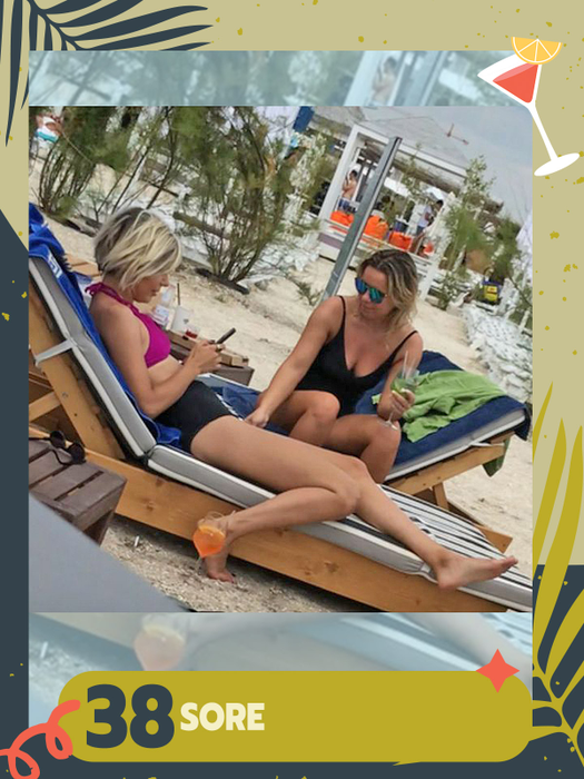 TOP 50 de vedete care ridică paharul în cinstea voastră, în costume de baie! Anna Lesko, Gina Pistol, Delia, Daniela Crudu… Cu cine ciocniți?