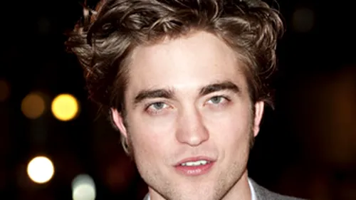VIDEO Robert Pattinson are statuie de ceara in New York!