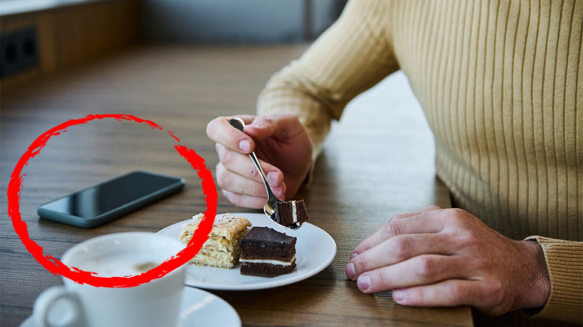 Obișnuiești să îți lași telefonul mobil pe masă în public? 4 motive pentru care faci o mare greșeală