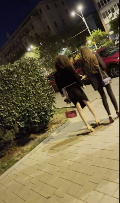 Alice a ieșit destul de amețită din club (Foto: CANCAN.RO)
