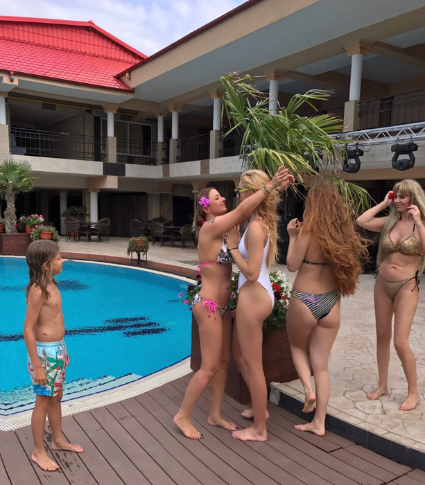 Imagini demenţiale! Anamaria Prodan & brigada s-au bălăcit la piscină! Cum arată Sarah, fiica sexy-impresarei, în costum de baie
