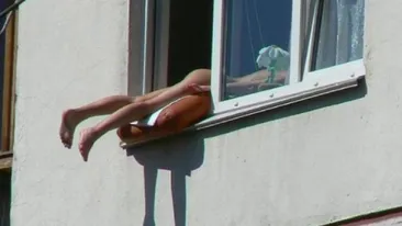 Daca ar fi vazut asta, spaniolii nu ar mai fi plecat niciodata din Bucuresti! O gagica goala se expune pe geam in Centrul Vechi! Vezi imaginea apetisanta cu femeia goala bronzandu-se