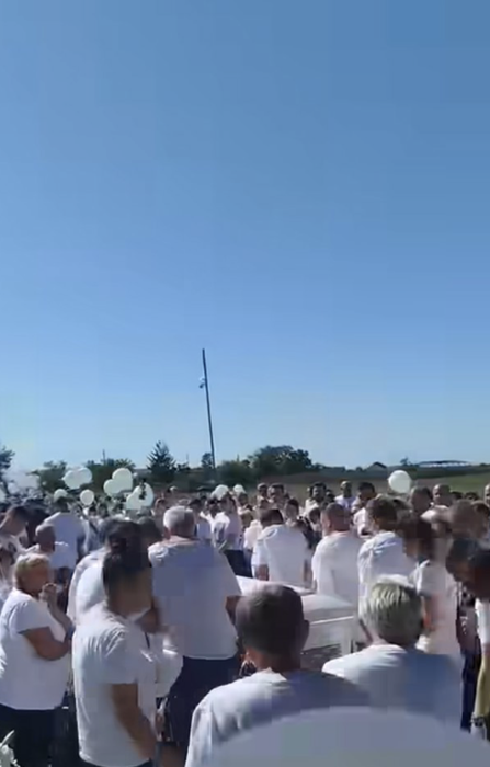 Durere fără margini în Timiș! Sute de oameni au condus-o pe ultimul drum pe Iasmina, fata de 15 ani care a murit electrocutată