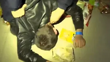 VIDEO FABULOS. Un hoț beat din Slatina a rămas înțepenit în geamul magazinului pe care îl prădase