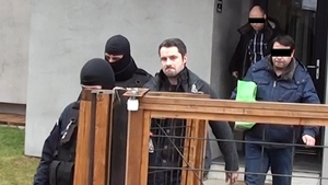 Imagini-soc de la vila prezentatoarei de la Antena! Procurorii i-au scotocit casa in timp ce ea si sotul isi hraneau copilul!