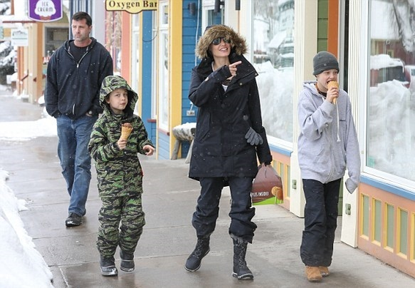 ANGELINA JOLIE a şi uitat de BRAD PITT! În plin divorţ de actor s-a distrat pe cinste alături de…
