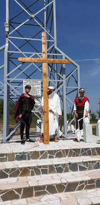 Tinerii au refăcut Drumul Crucii la Gura Ocniţei