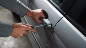 A găzduit un prieten peste noapte, dar s-a ales cu mașina furată. Unde l-au găsit oamenii legii pe hoț