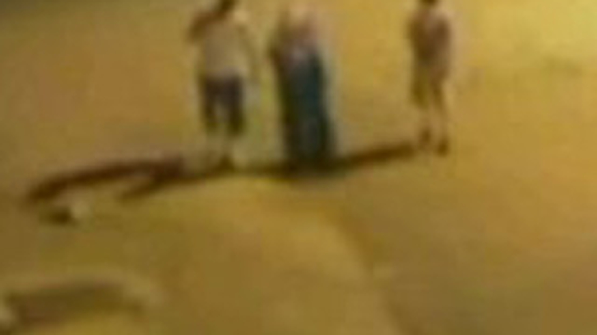 VIDEO SOCANT A nascut din mers si si-a abandonat copilul pe trotuar! Greu de imaginat ca asa ceva s-a intamplat cu adevarat!