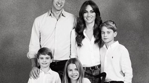 Gafă uriașă la Casa Regală Britanică. L-au lăsat pe micul prinț fără un deget chiar în poza de Crăciun