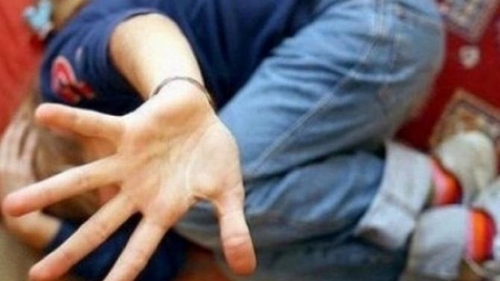 O fată este abuzată de patru băieți care se droghează. ”Vreau să plec, lăsați-mă în pace!”