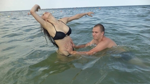 Cea mai sexy mamica din Romania si-a facut de cap la mare! Uite ce incident fierbinte a surprins aparatul foto al familiei!