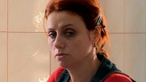 Traieste cu mortii in cimitir! Mama fetitei macelarite intr-un subsol de bloc a ajuns sa bantuie zi si noapte printre morminte!