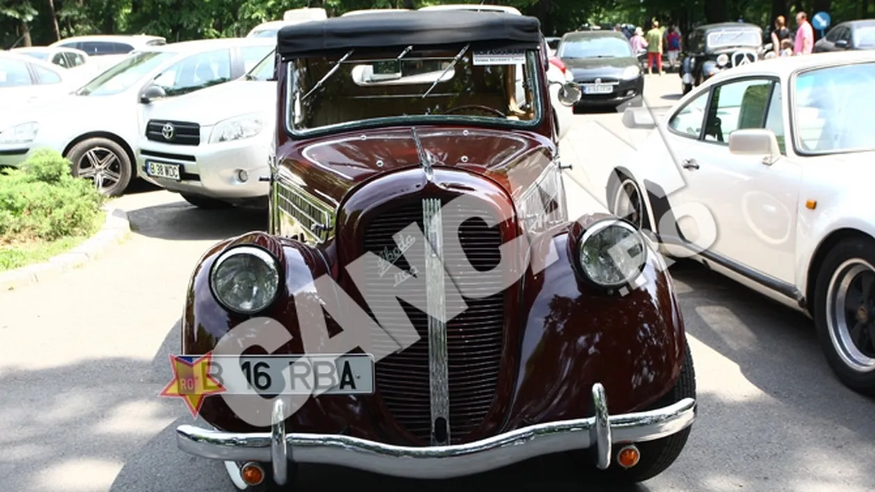 Peste douazeci de modele istorice de masini au facut parada astazi in centrul Capitalei!