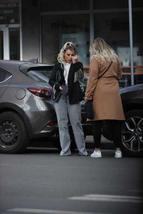 Amna și Adina Halas continuă în stradă discuția din restaurant (Foto: CANCAN.RO)