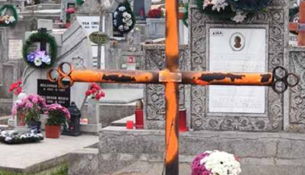 Scene terifiante într-un cimitir din Alba Iulia. Mai multe morminte au fost profanate pentru neplata taxelor