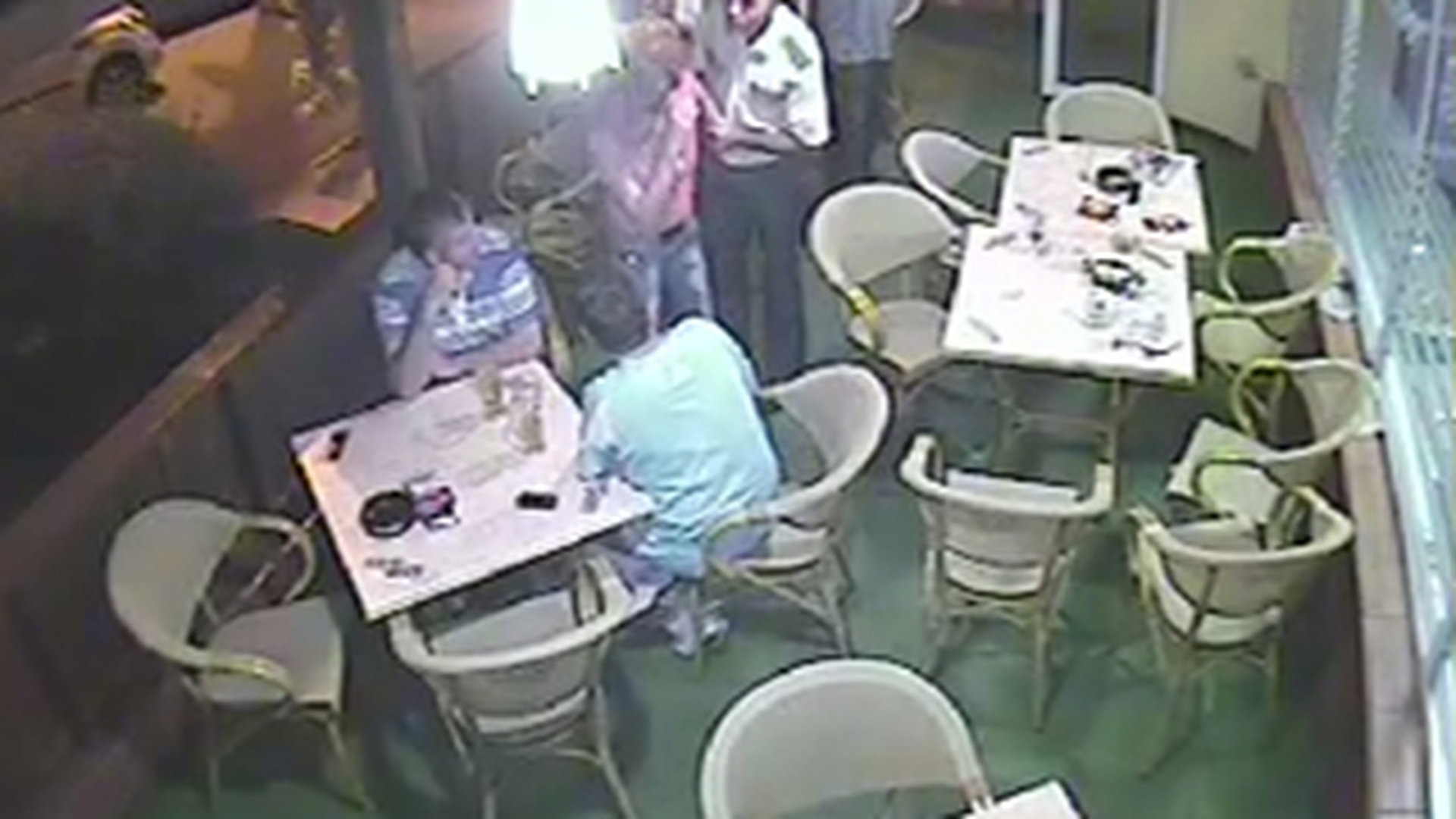 Chelnerita batuta de un client intr-un bar din Galati! Incidentul a fost surprins de camera de supraveghere