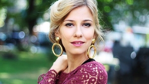DANA ROGOZ s-a pozat în costum de baie, iar fanii au reacţionat îngrijoraţi: "Mai mănâncă ceva că tare slabă eşti!"