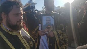 FOTO / Imaginile durerii! Ce s-a întâmplat la înmormântarea preotului care a murit alături de familia lui, în timp ce mergeau la Sf. Parascheva!
