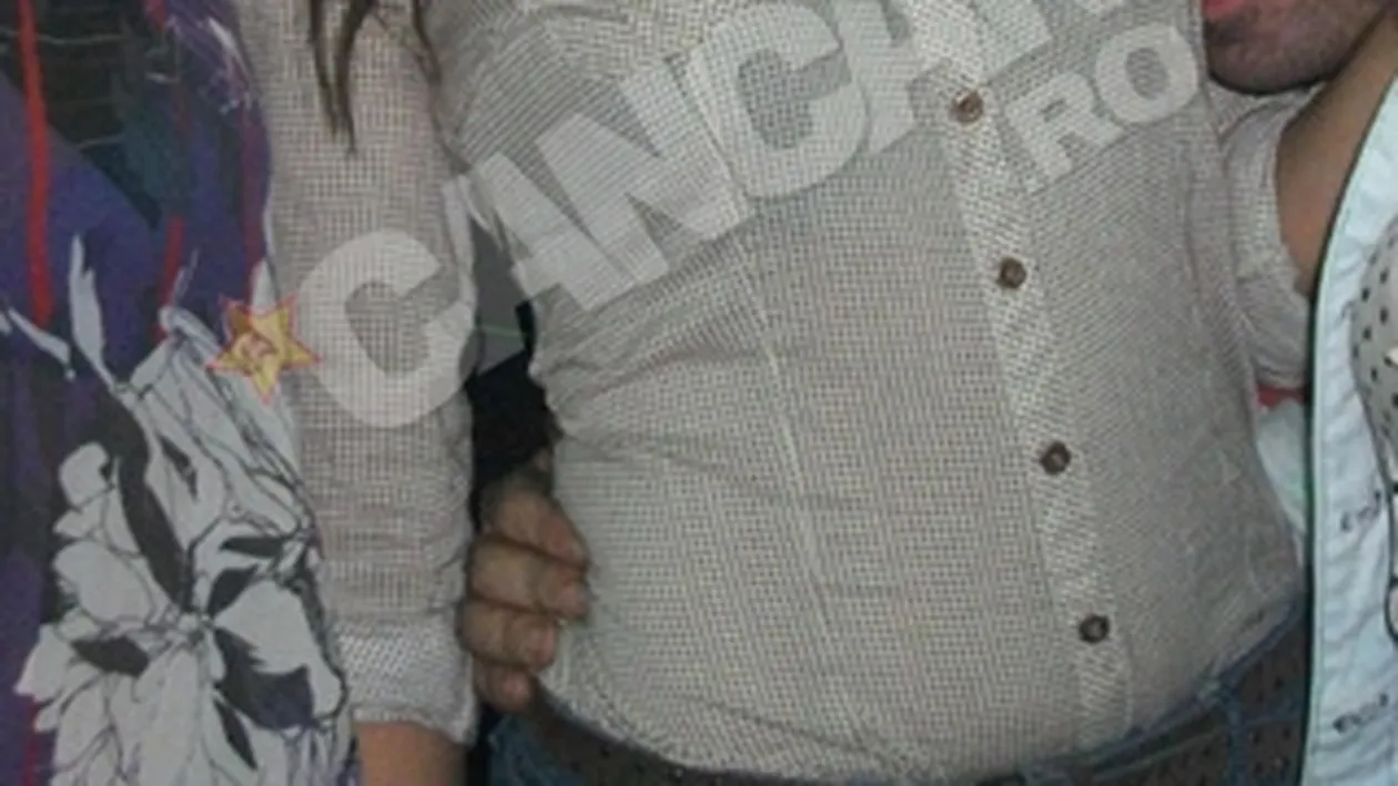 Acuzata ca a furat un telefon, una dintre elevele de la Jean Monnet a facut un gest socant   Si-a ridicat sutienul si le-a aratat sanii bodyguarzilor din club!