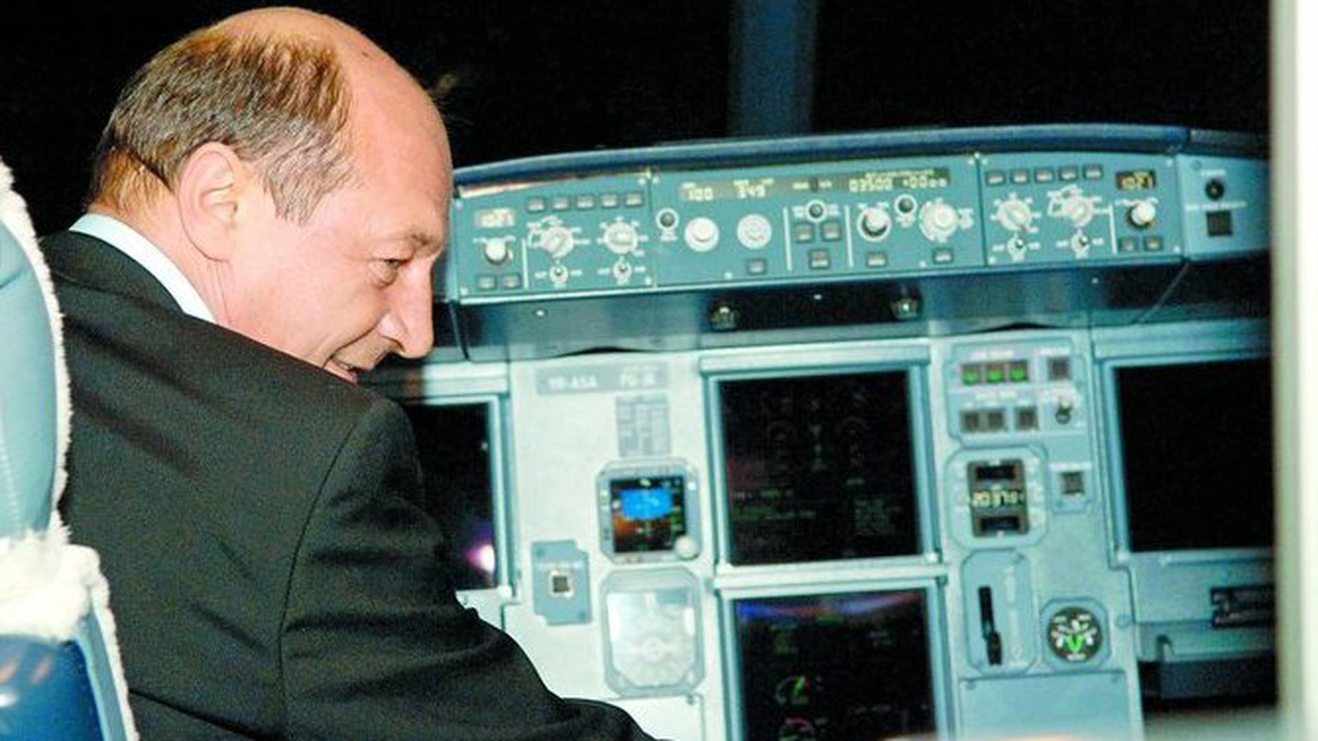 Basescu zboara cu piloti de inchiriat