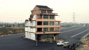 În 2012, un crescător de rațe de 67 de ani a refuzat să își părăsească locuința cu 5 etaje. Pentru a-l convinge să cedeze, autoritățile au construit o autostradă în jurul casei. Cum a reacționat bătrânul