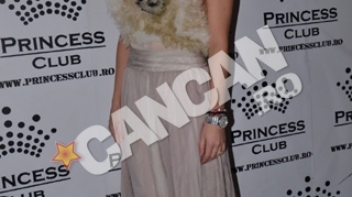 Ellie White, manechin pentru Andreea Marin! Uite ce rochie a purtat la un eveniment caritabil!