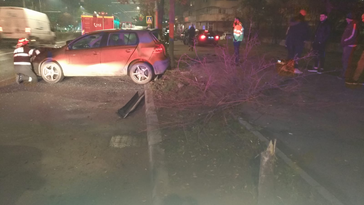 Accident de circulație în Cluj. Un tânăr de 18 ani a pierdut controlul volanului și a lovit 3 autoturisme