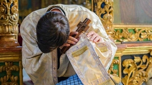 O femeie de 87 de ani, în cârje, a fost gonită de preotul la care s-a dus să se spovedească. Motivul invocat de cleric a stârnit furia Arhiepiscopiei Tomisului
