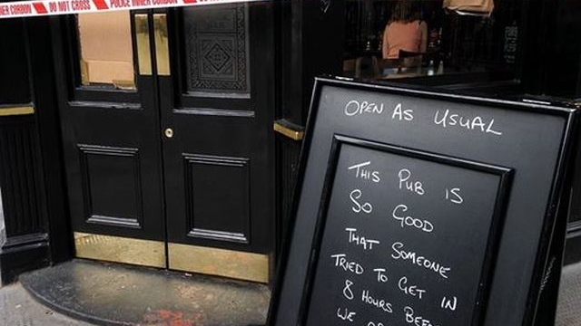 Acest bar a fost jefuit, dar proprietarii s-au folosit de asta pentru a-şi face publicitate. Vezi ce idee genială au avut! 