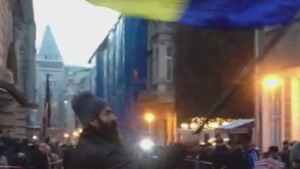 Apariţie cel puţin ciudată la priveghiul lui Sergiu Nicolaescu! Celebrul protestatar nebun de la Universitate şi-a făcut apariţia!