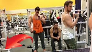 Ce a putut sa apara in selfie-ul facut de acest culturist in sala de forta! Toti prietenii lui s-au minunat